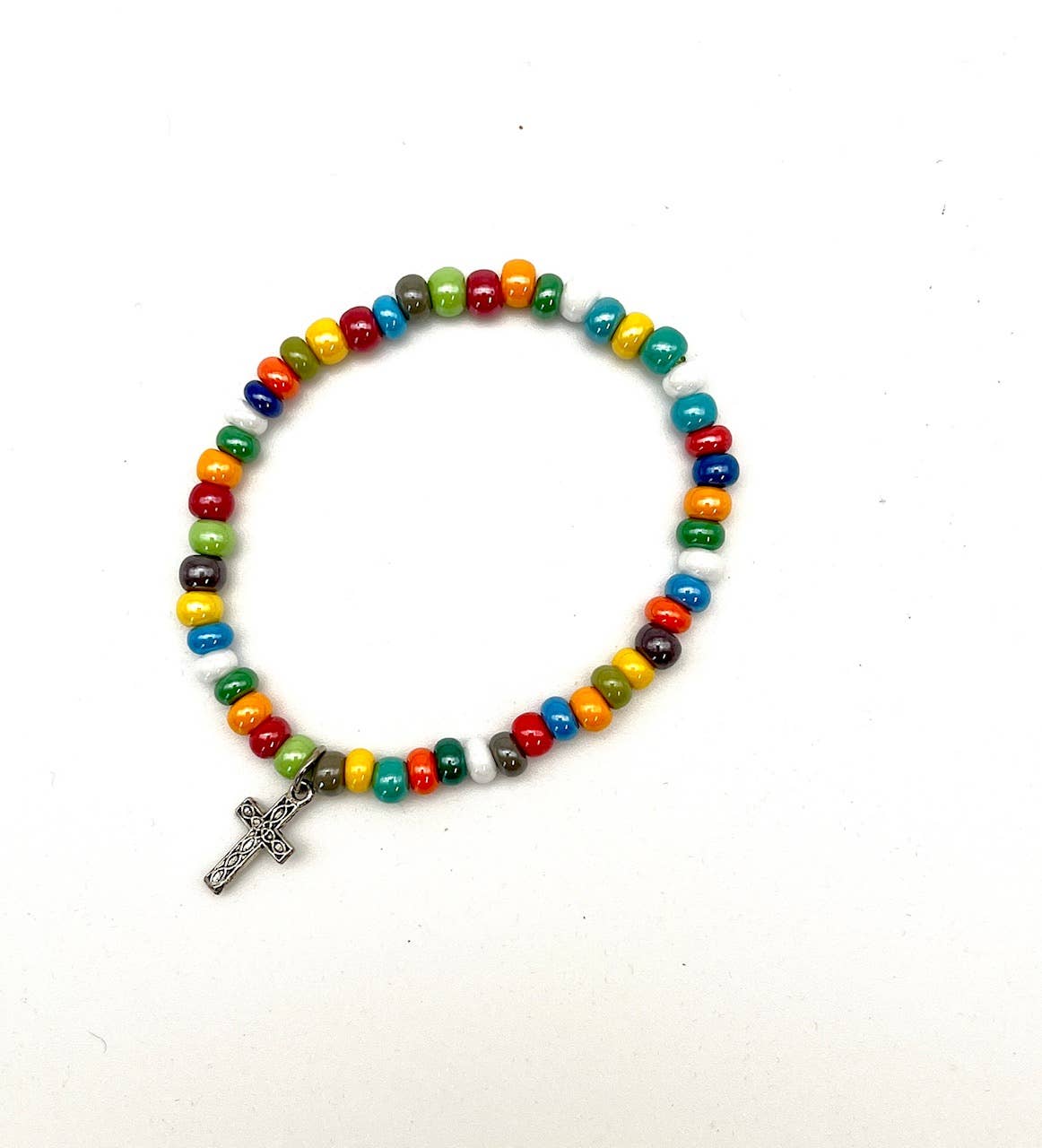 Bracciale elastico con perle in vetro di Murano e ciondolo a croce | Fatto a mano a Venezia
